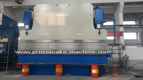 CNCの版の曲がる機械1200トン8mの補償の仕事台3000mmの出版物ブレーキ工具細工