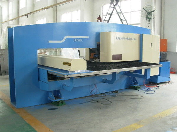 FANUC システムとの油圧 CNC のタレットの打つ機械 60 m/min