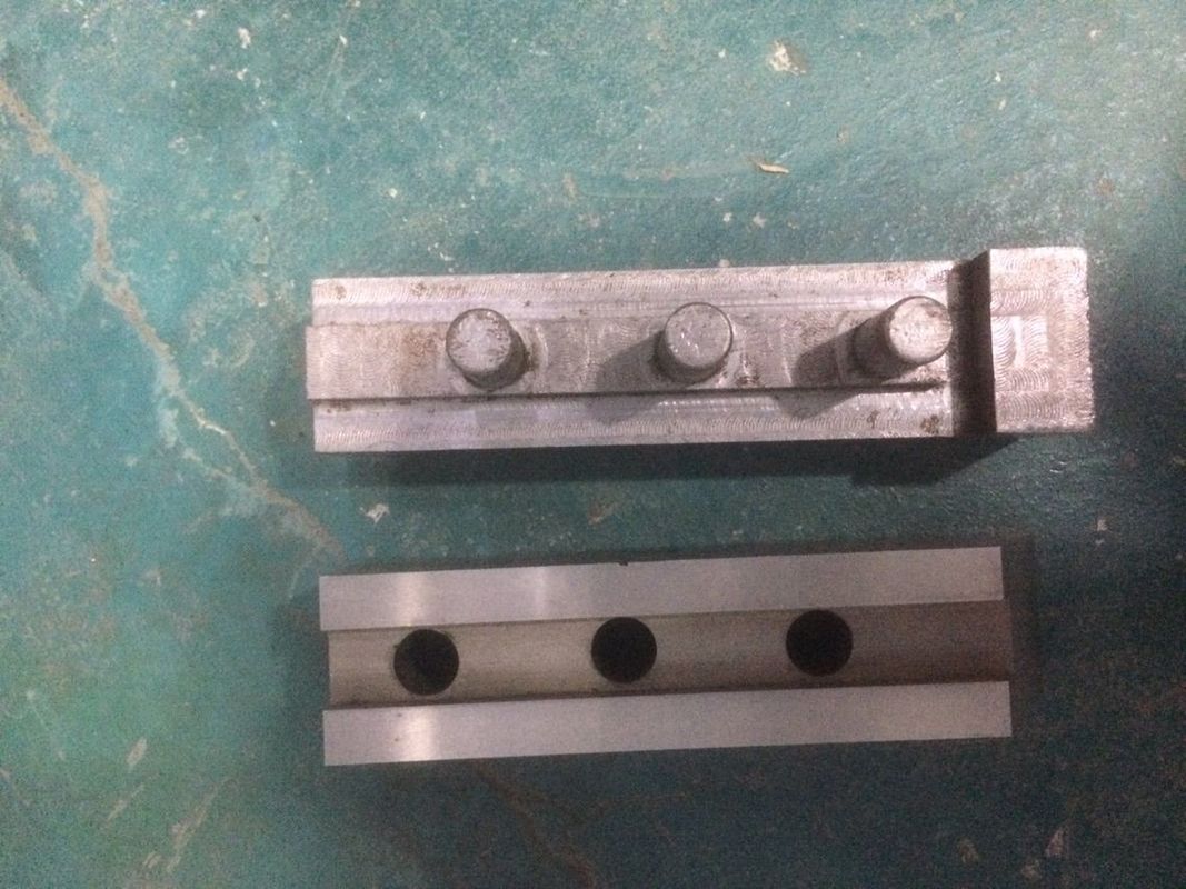 金属のせん断の刃D2の硬度60の粉砕の刃DC53材料を寸断するタイヤ