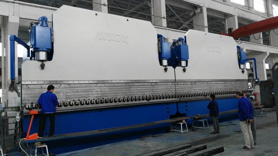 自動 1300T CNC タンドム 液圧プレスブレーキ 415V/50Hz 曲がる長さ 20メートル