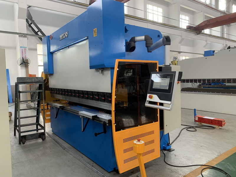 135T メカニカル CNC ハイドロリックプレスブレーキマシン 3200mm 曲がり長さ