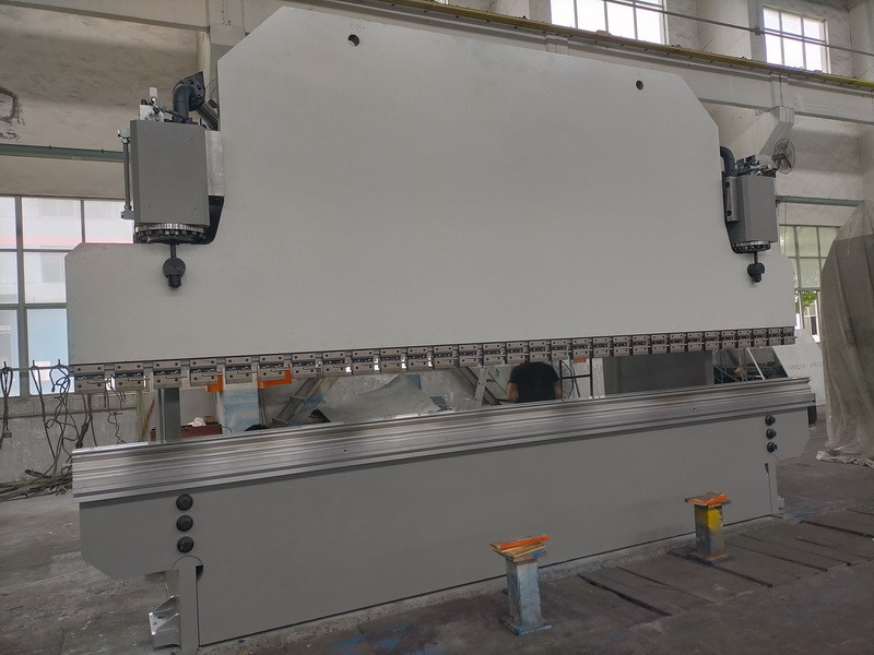 600T CNC 水力プレスブレーキ 金属シート折り形状のための長さ14m