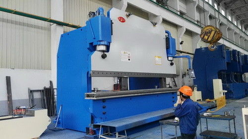 400t 重力液圧プレスブレーキ 7m 長さ厚さ8mm メタルシート折りたたみ