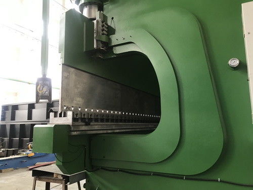 液体型 350mm ストローク CNC タンデムプレスブレーキ 16m 長さ 曲がり製品
