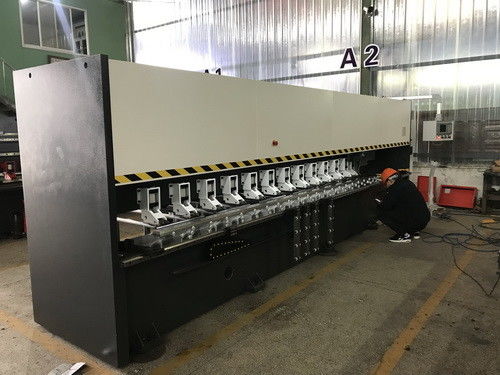 特別な薄板金CNC V溝を作る機械4軸線の長さのステンレス鋼の装飾