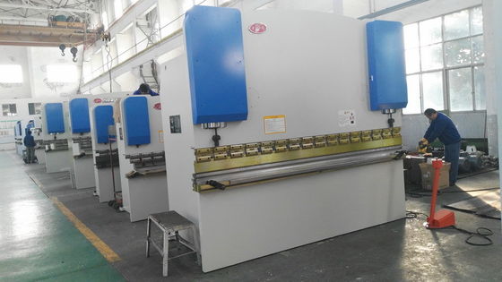 7.5KW モーターパワー PLC制御シート メタルプレスブレーキ 重量金属の曲げのために100-400T圧力