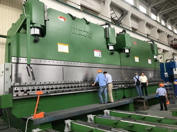 液体型 350mm ストローク CNC タンデムプレスブレーキ 16m 長さ 曲がり製品